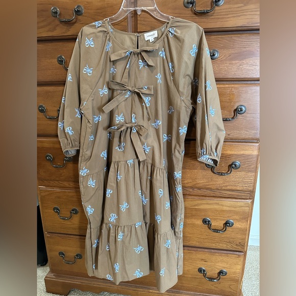 lovelo Dresses & Skirts - Adorable bow front dress NWOT